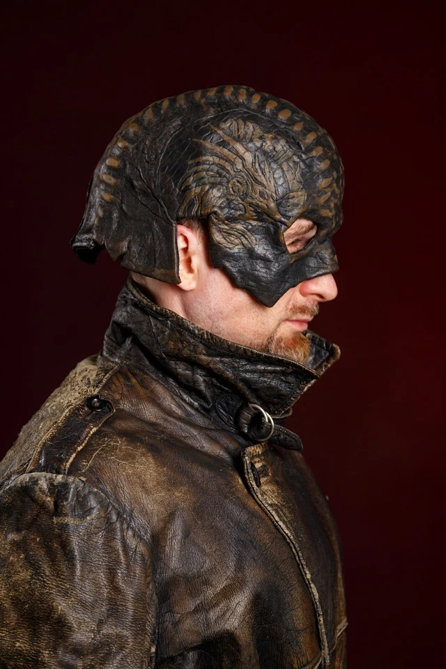 Casco de cuero marrón negro "Jormungandr", imágenes de dragones, runas vikingas estilizadas Foto 2 de 4