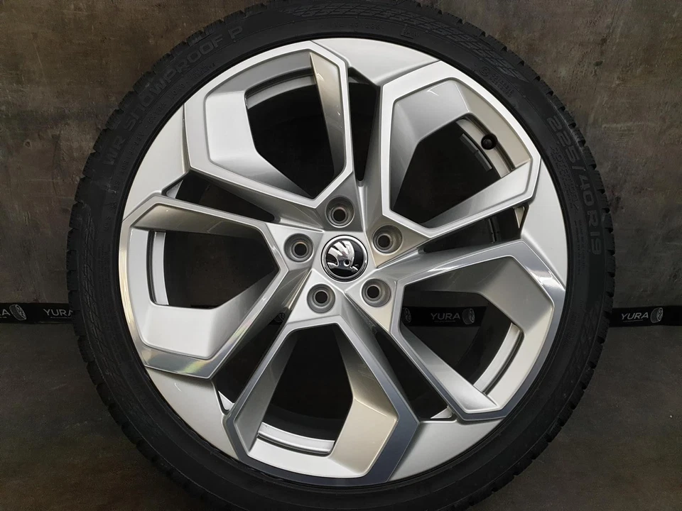 Skoda Octavia 4 NX RS Altair Alufelgen Winterreifen 225/40 R 19 5E3601025R - Bild 2 von 4