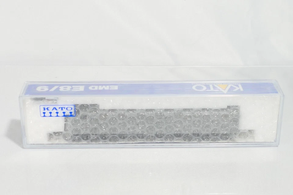 Kato 176-260 N Scale DC Diesel Locomotive Undecorated EMD E8/9A - Image 3 of 3