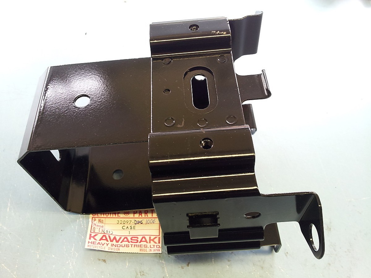 スイッチライト Kawasaki KZ750 Z 750 LTD 1983-1984 Battery Case 32097-1060
