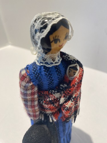 Figura de palo de madera madre sosteniendo bebé muñecas de período de 7"" Gales - Imagen 7 de 8