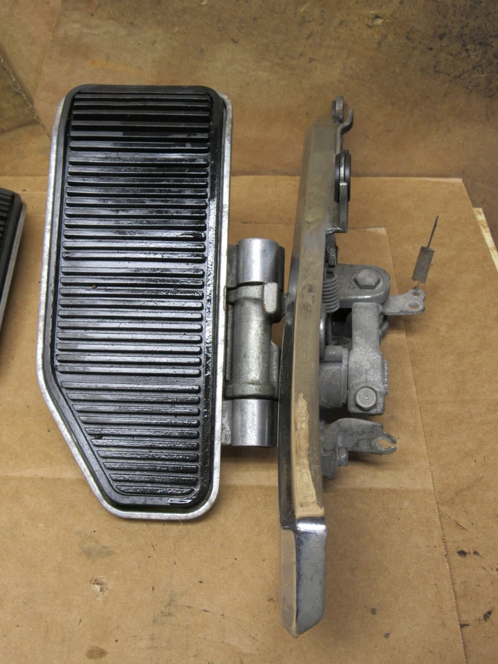 Reposapiés trasero ajustable Suzuki Cavalcade GV1400 1987 pasajero Foto 2 de 4