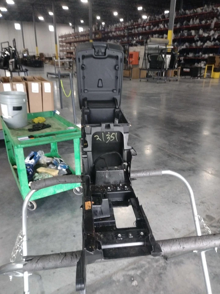 Used Front Lower Center Console fits: 2018 Chevrolet Traverse floor Front Lower Foto 2 de 4