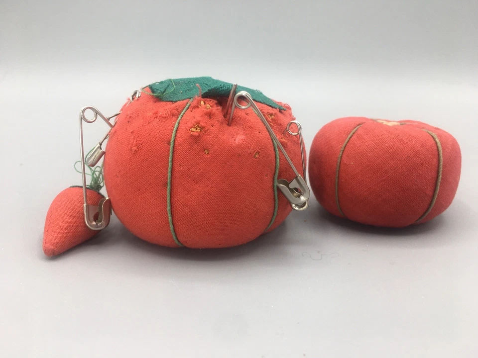 2 cojines de aguja de coser de tomate rojo uno con fresa y alfileres de colección Foto 3 de 4
