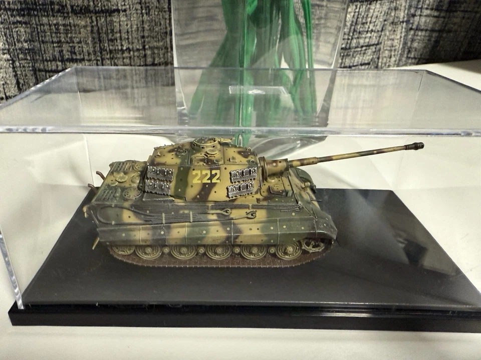 Dragon Armor 1/72 “Ardennes Offensive" Kingtiger w/Fallschirmjager, Tank 60129 - Image 2 of 4
