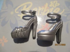 BARBIE DOLL / PAIR OF SHOES: BOOTS, PUMPS ....... (965)