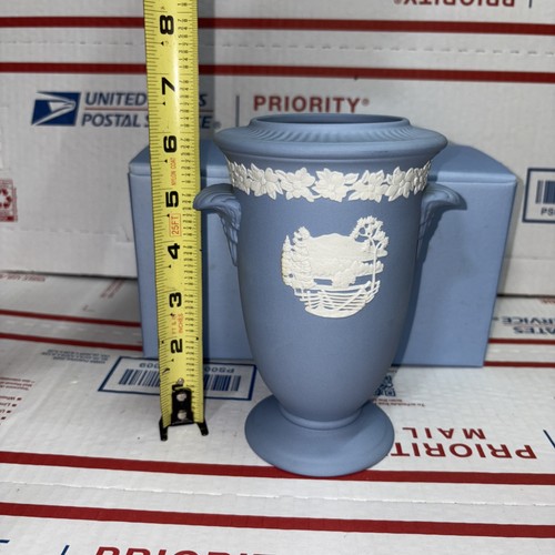 Vintage Wedgwood Pale Blue Jasper “ The Great Smoky Mountains 2001” 6 Inch Vase - Picture 4 of 6