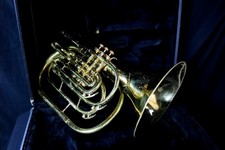 King 1122 Marching French Horn in Bb - Damaged Lacquer, Used, Hard Case Included