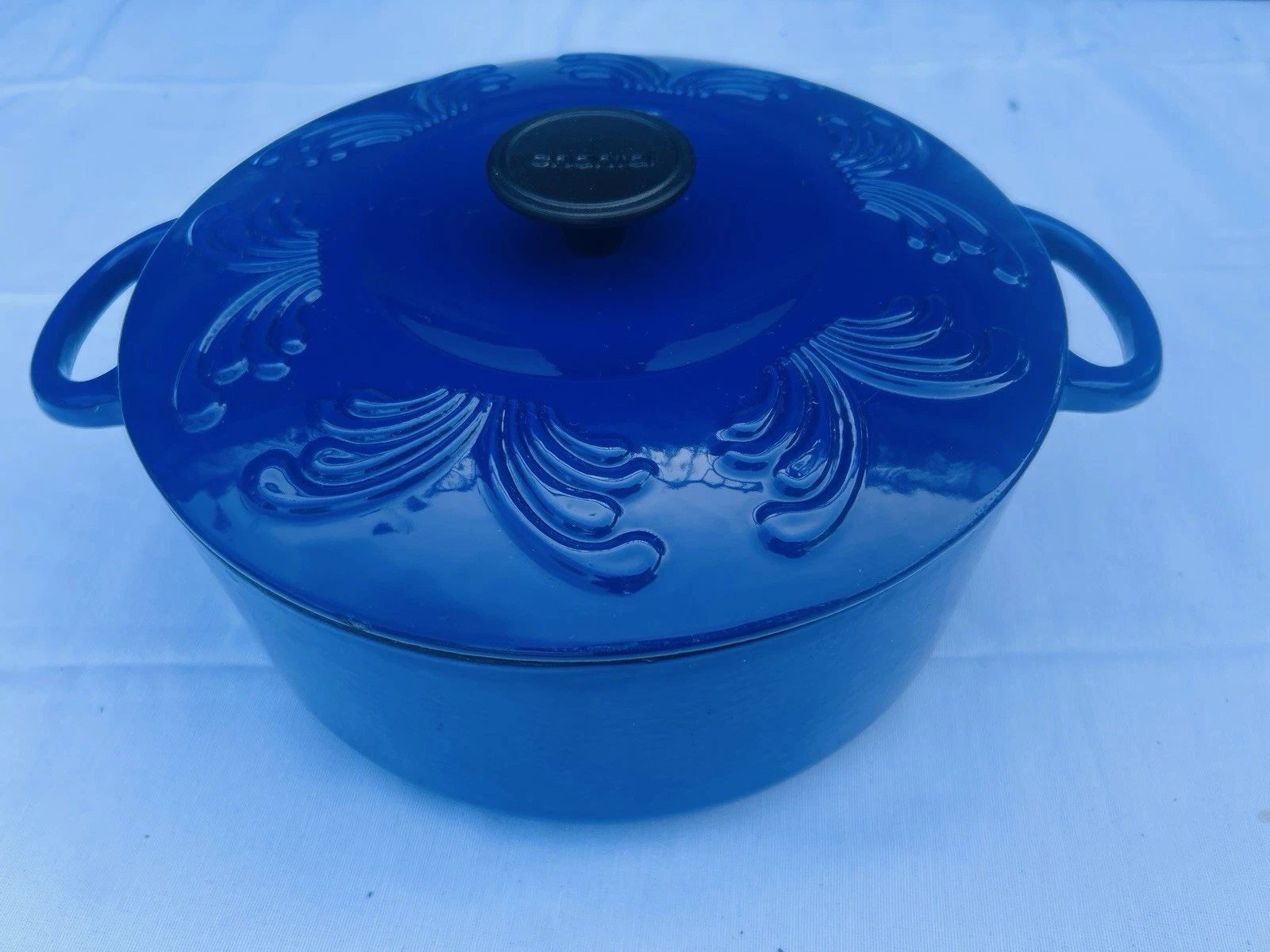 Chantal Round Cast Iron and Enamel Dutch Oven with Lid 6 quart? Blue