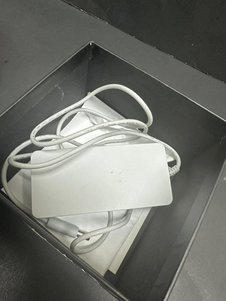 Altavoz Bluetooth Harman Kardon Invoke plateado con cable de alimentación y caja Foto 3 de 4