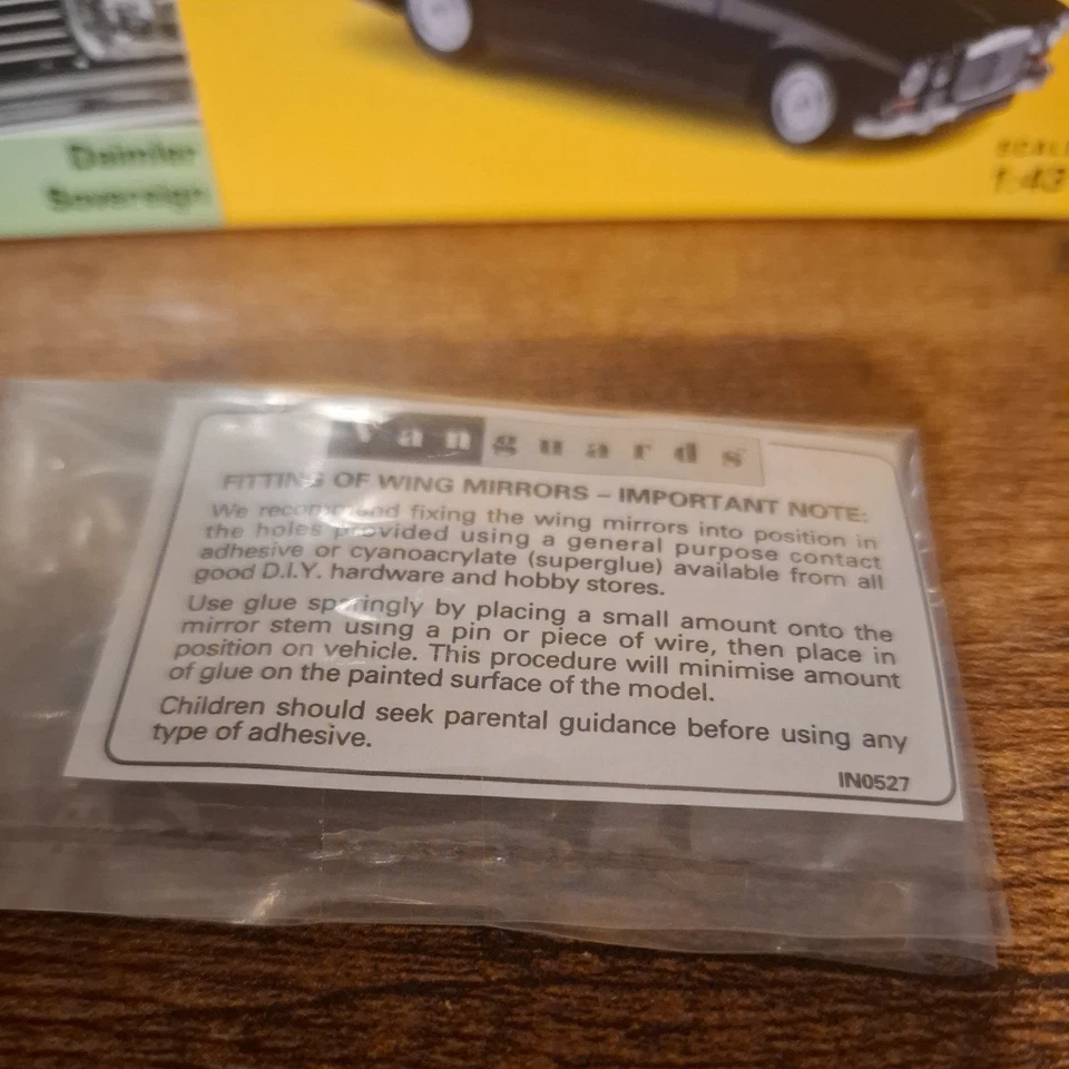 Vanguards VA08800 1:43 Daimler Sovereign Jaguar Dark Blue  - Image 3 of 4