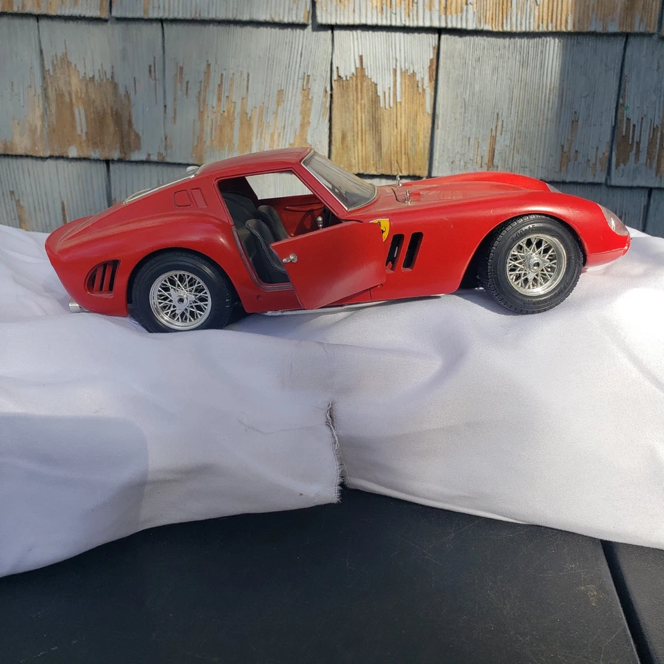 Vintage 1962 Ferrari 250 GTO 1:18 Die-Cast Model by Bburago – Made in Italy - Image 2 of 4