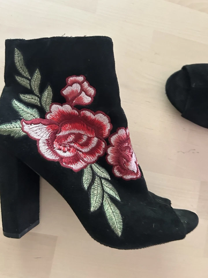 Y2K Charlotte Russe Negro Gamuza Bordado Rosas Punta Abierta Botín Tacones Talla 8W Foto 2 de 4