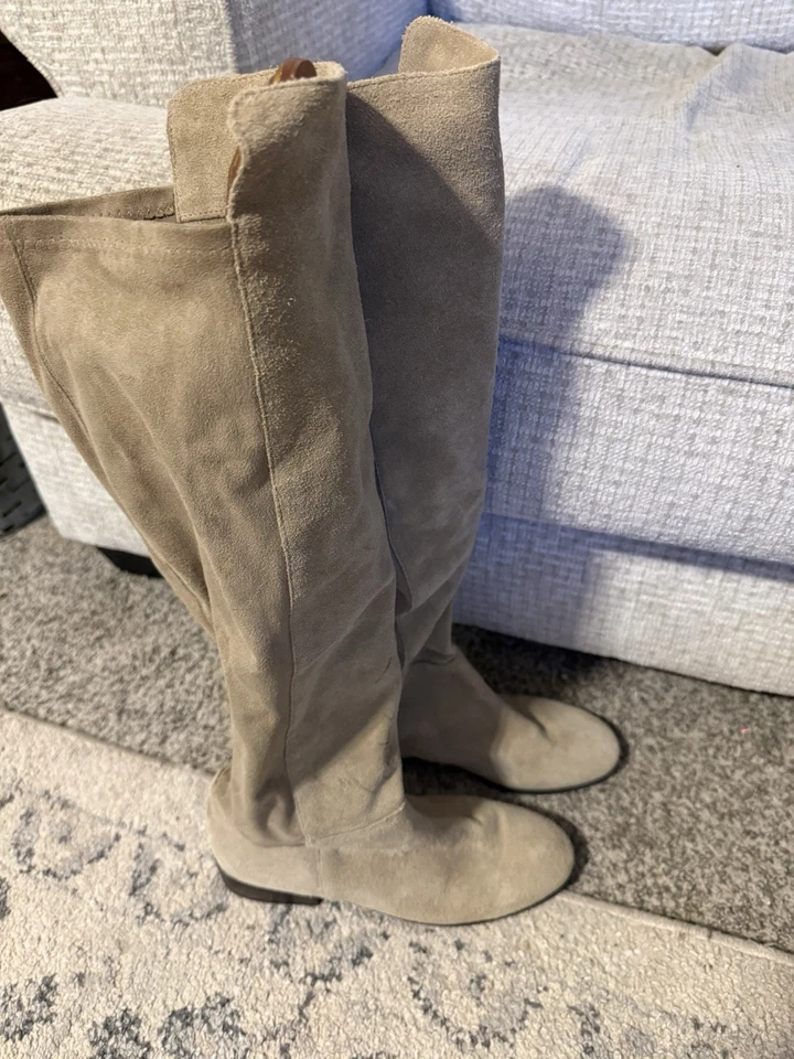 Botas por encima de la rodilla Lucky Brand Calypso para mujer gamuza halcón talla 8M, tostadas claras Foto 2 de 4