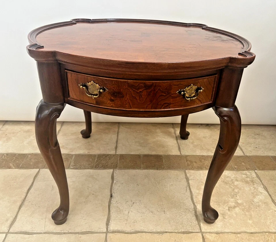 Mesa redonda vintage Hekman com gaveta estilo francês mogno burl - Imagem 2 de 4