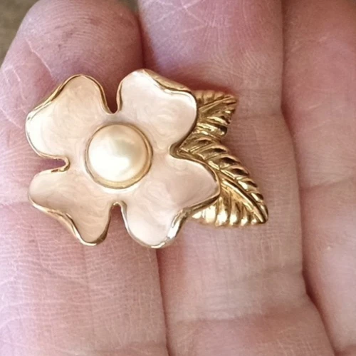 Pendientes perforados de colección Trifari oro esmalte rosa madera de perro flor imitación perla usados en excelente estado Foto 3 de 4