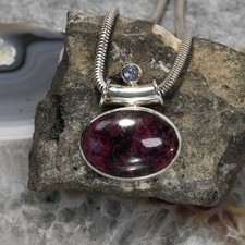 Eudialyt Anhänger, 925 Silber, Edelsteinanhänger (15901), mit Mondstein, Rarität