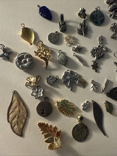 Vintage-Now Lot 44 Leafs Tree Nature Pendants Charms Craft Jewelry Redesign - Picture 2 of 3