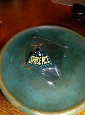 KISS MEMBER (ACE FREHLEY) "SPACE ACE" EMAILLIERTE ANSTECKNADEL