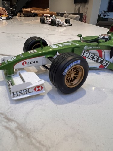 Hotwheels Jaguar R1 Scale 1/18 Eddie Irvine - Picture 4 of 11