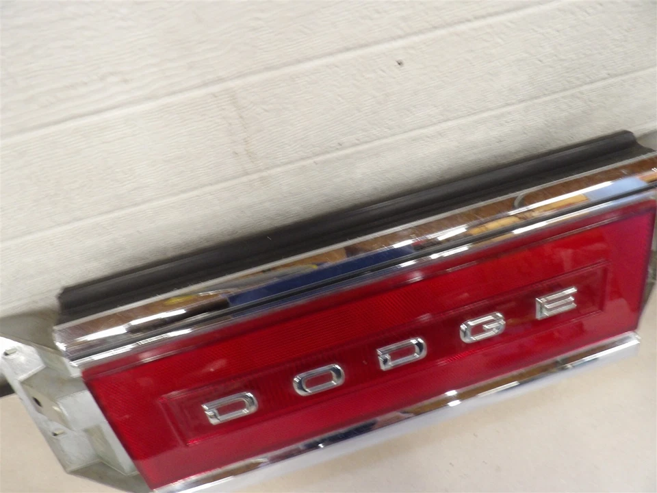 PANEL DE LUZ TRASERA CROMADO DODGE DINASTÍA 1988-1993 CENTRO MERCADO DE EE. UU. PLACA DE IDENTIFICACIÓN Foto 4 de 4