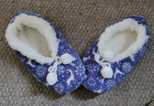 NWOT Small/Medium 6-8 Women Slipper Blue White Fuzzy No Slip Christmas Snowflake