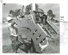 1990 Press Photo Joey Gonzales works on railroad crossing gate. - afa50892