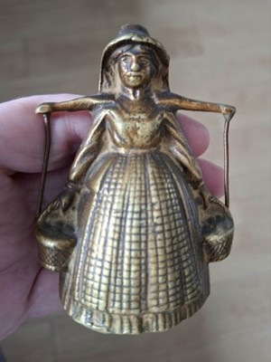 8 cm HOHE MASSIVE MESSING MILCHMÄDCHEN DAME MIT 2 EIMERN HANDGLOCKE. 235gms