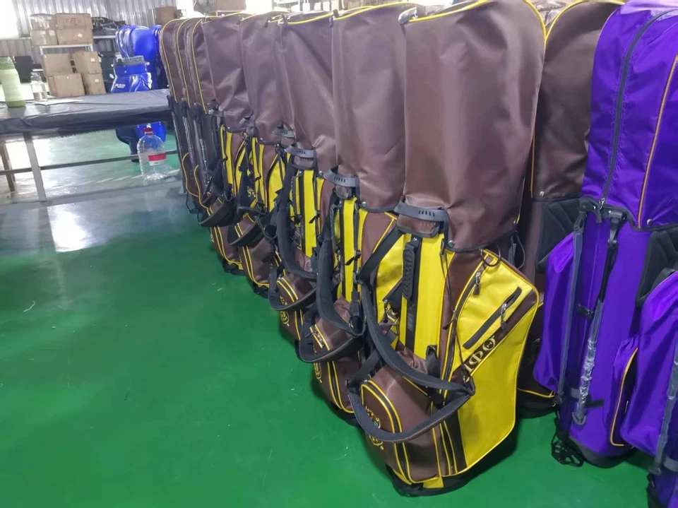 BOLSAS DE GOLF IOTA PHI THETA FRATERNITY, INC, BOLSA DE GOLF IOTA, BOLSA DE GOLF MARRÓN Y DORADA Foto 3 de 4