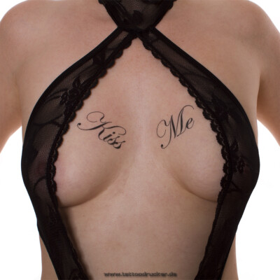 2 x ''Kiss Me'' Tattoo Schriftzug in schwarz - Sexy Kinky Fetish Tattoo (2)