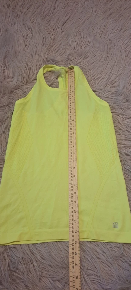 Victoria's Secret 弹力黄色尼龙圆领无袖 VSX 运动上衣,尺寸 S — 第 2/4 张图片