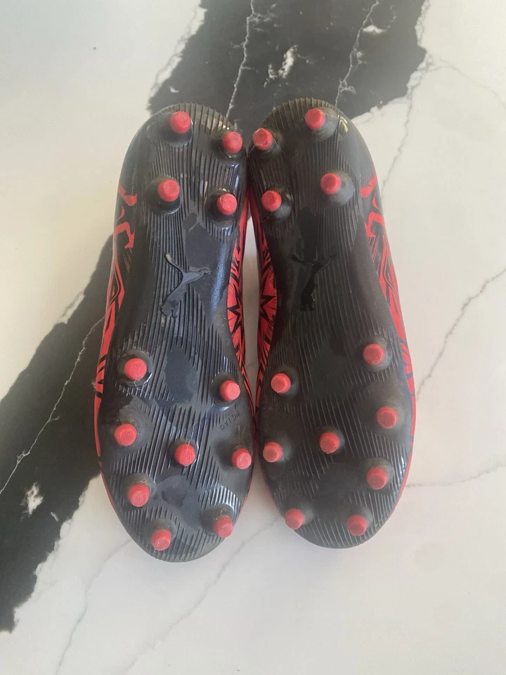 Botines de fútbol Puma para niños talla grande 4,5 Foto 2 de 4