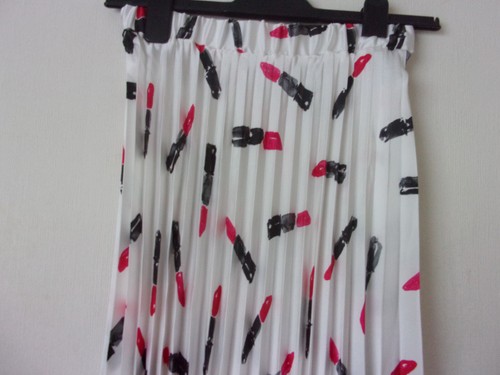 Yan Neo London White Demi Lipstick Print Pleated Asymmetric Skirt Size: UK 16 - Picture 2 of 10