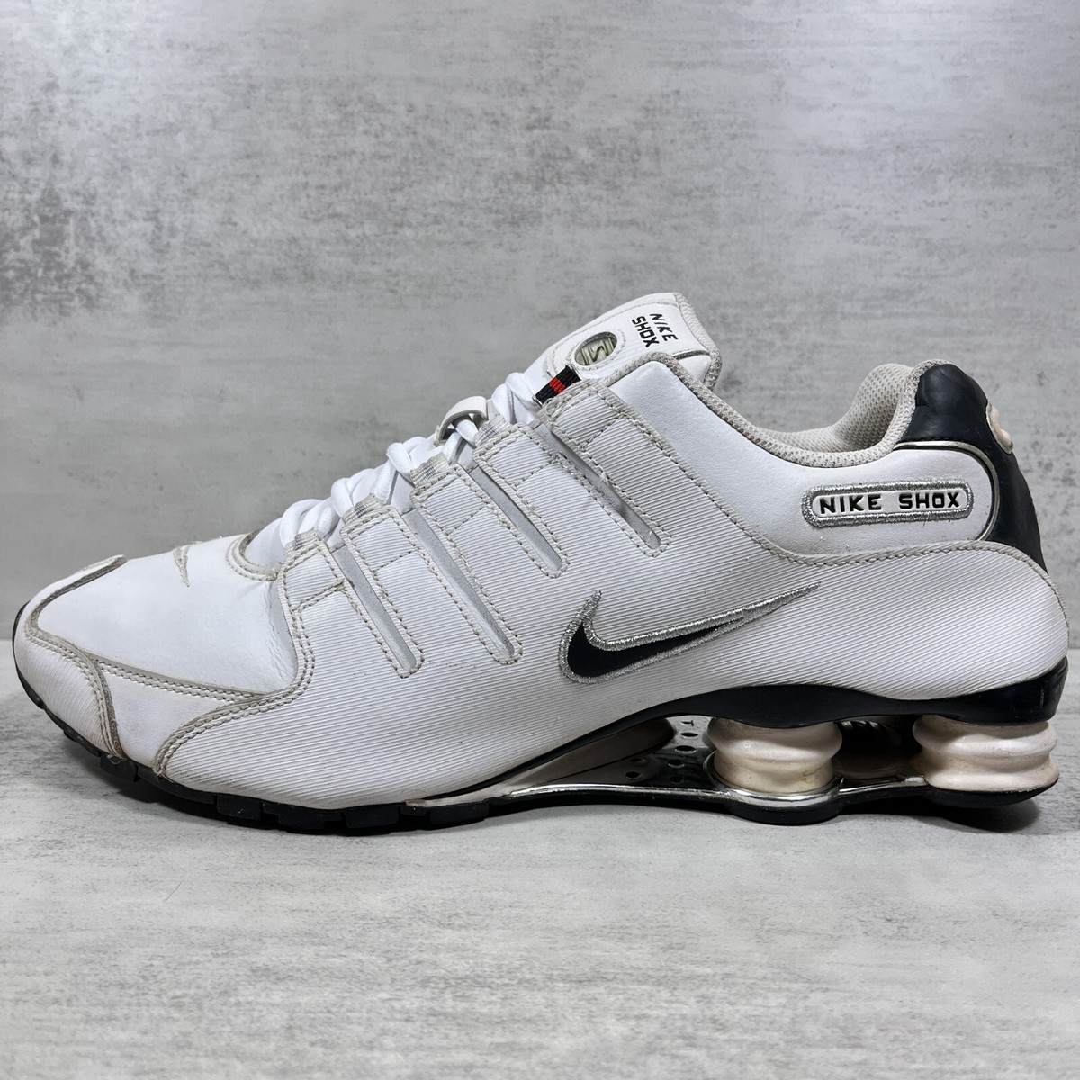 Nike Shox NZ EU Leather Sneakers - Men display picture 1