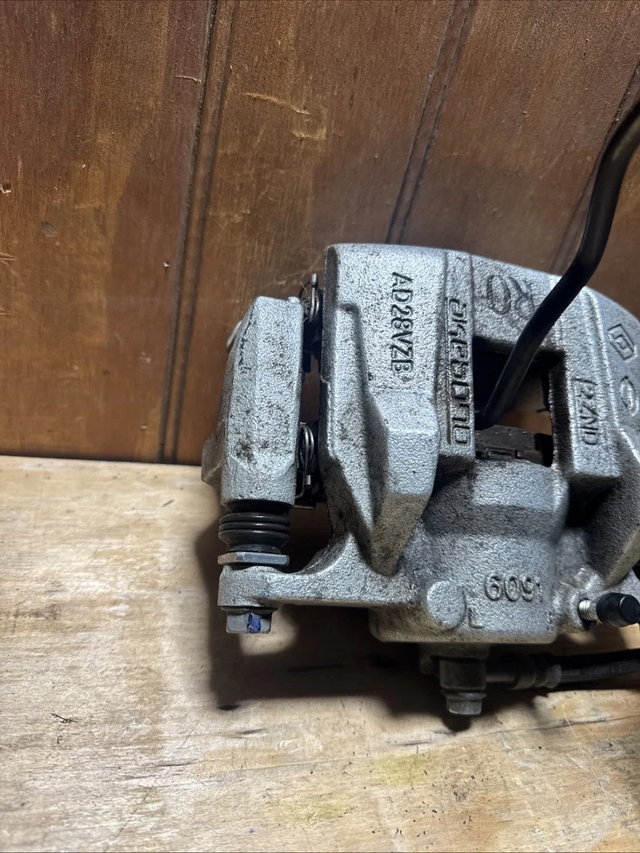 PINZA DE FRENO DE DISCO DELANTERA DERECHA NISSAN ROGUE 2021-2025 CON MANGUERA DE FRENO 32 k OEM Foto 3 de 4