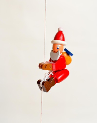 Holzspielzeug Kletterfigur Weihnachtmann Höhe=6,5 (Kletterseil ca 45 cm)cm Klett - Picture 2 of 3