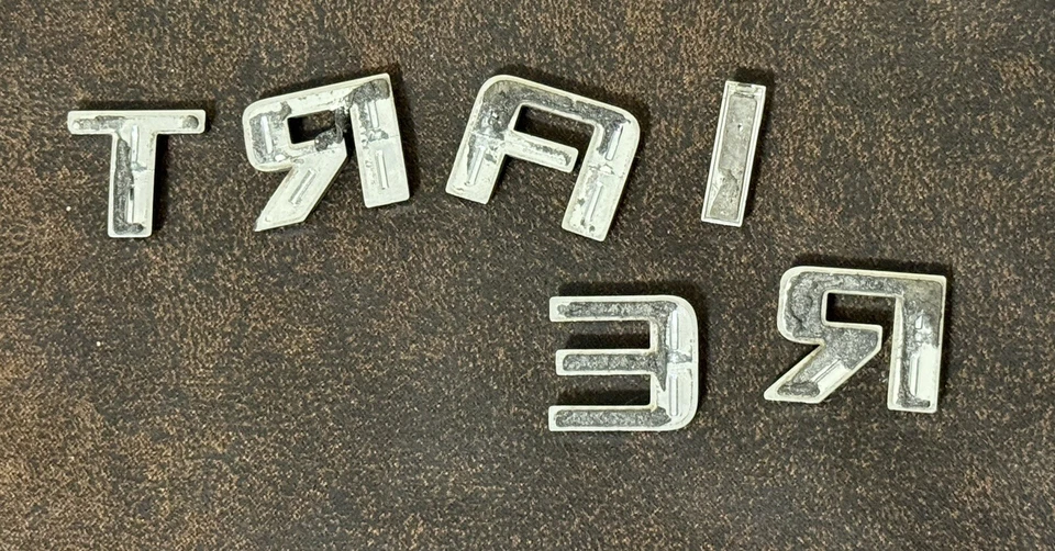 Chevy TrailBlazer emblema letras insignia calcomanía Trail Blazer Chevrolet OEM genuino Foto 2 de 2