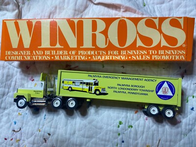 Camion Et Remorque Mack Winross - Agence De Gestion Des Urgences - Vert - Échelle 1:64 - Occasion, Boîte Abîmée