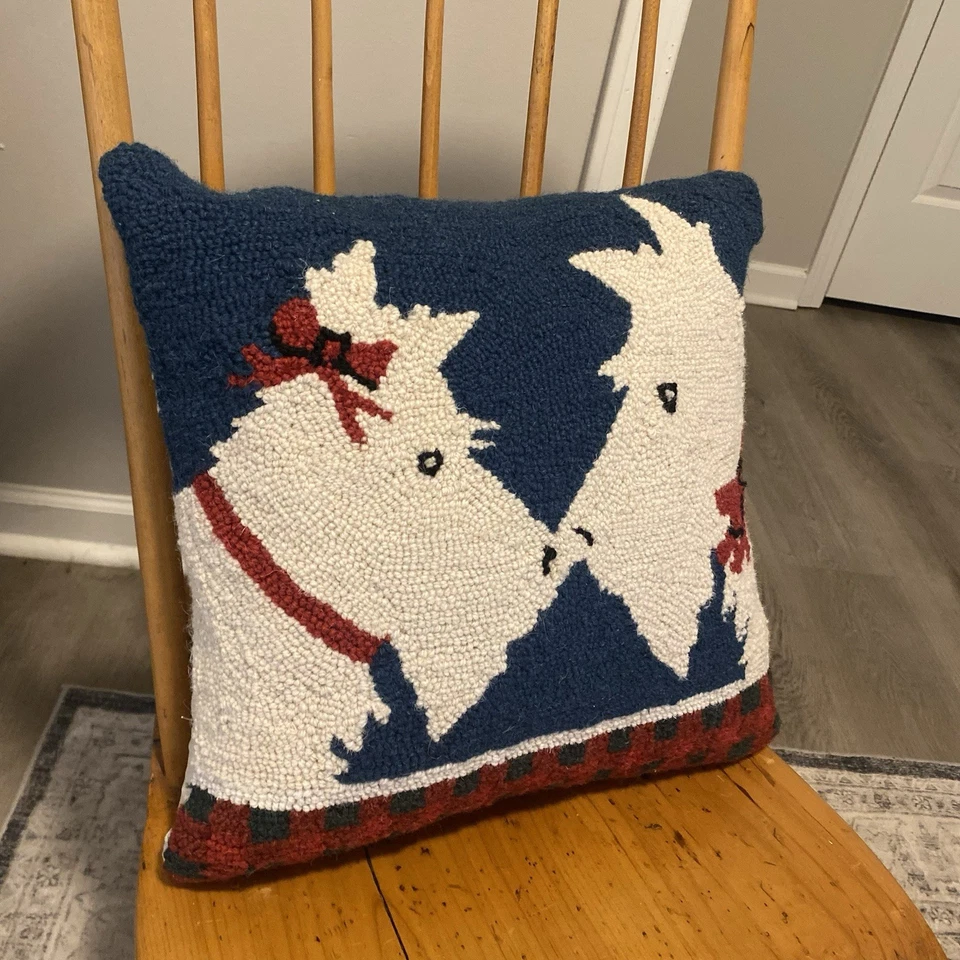 Almohada decorativa de lana enganchada blanca para perro escocés besos vacaciones 16" x 16" de colección Foto 3 de 4