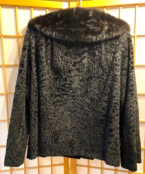 JAQUETA DE PELE DE CORDEIRO ENCARACOLADA VINTAGE COLARINHO DE VISON POR TRUESDELL FURS DÉCADA DE 1950 - Imagem 2 de 4