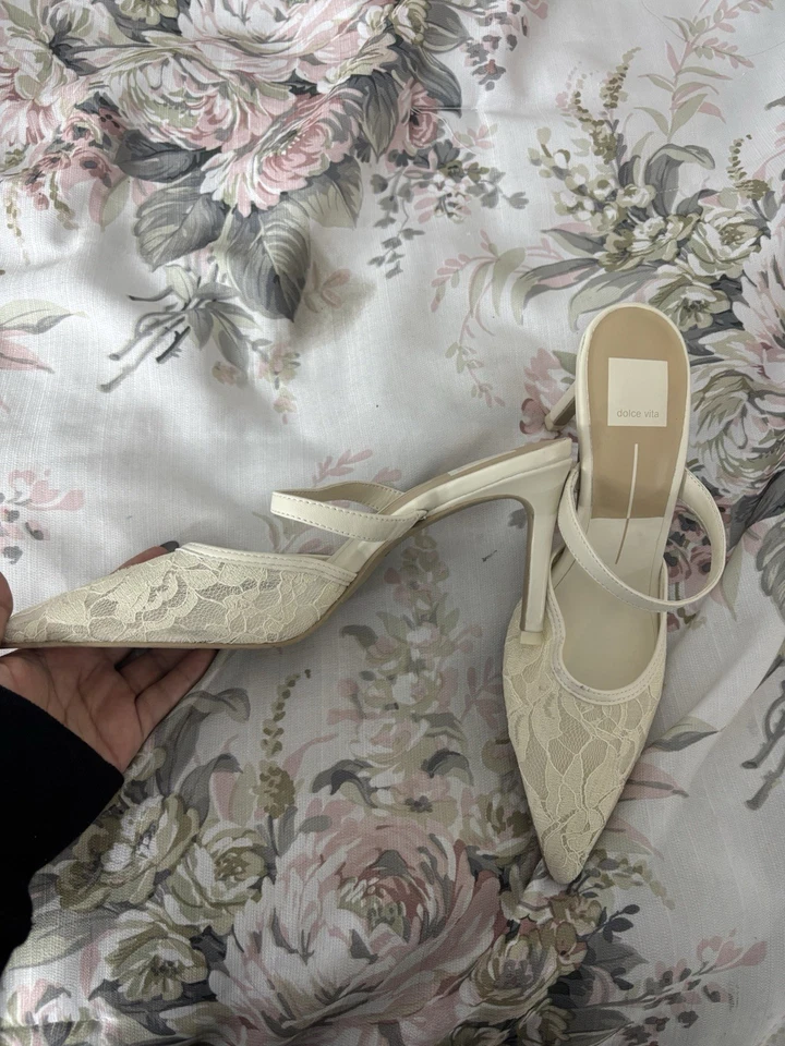 Zapatos de salón Dolce Vita blancos de encaje Foto 2 de 3