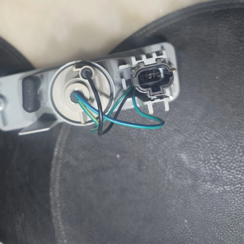 1990-1992 NISSAN STANZA FRONT RIGHT OUTER SIDE TURN SIGNAL LIGHT   - Image 3 of 4