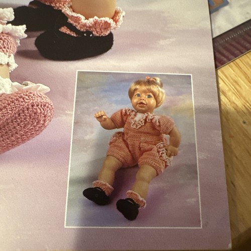 ARMARIO LI'L SYNDEE para muñeca de 16" - ANNIE'S ATTIC patrón de ganchillo 879912- 1997 - Imagen 2 de 4