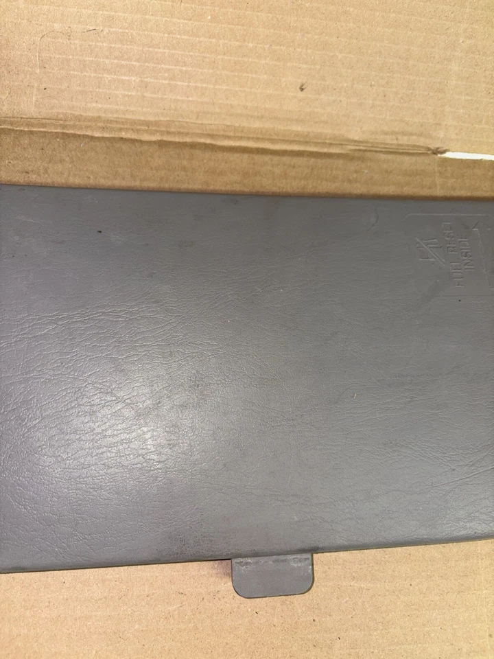 Cubierta de panel de acceso de almacenamiento gato trasero derecho Ford Windstar 2000 (99-03) Foto 3 de 4