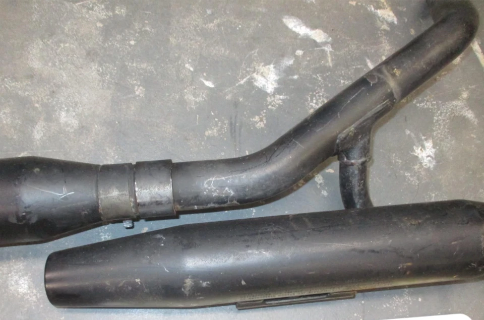 Sistema de tubo de escape negro Harley Davidson FXS Blackline Softail Stock 65953-01 Foto 3 de 4