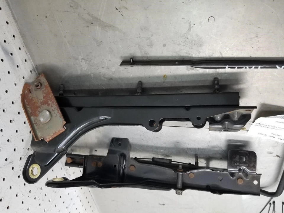 Chrysler Voyager сиденье трек правый передний со стороны пассажира ручной фургон  - Изображение 3 из 4