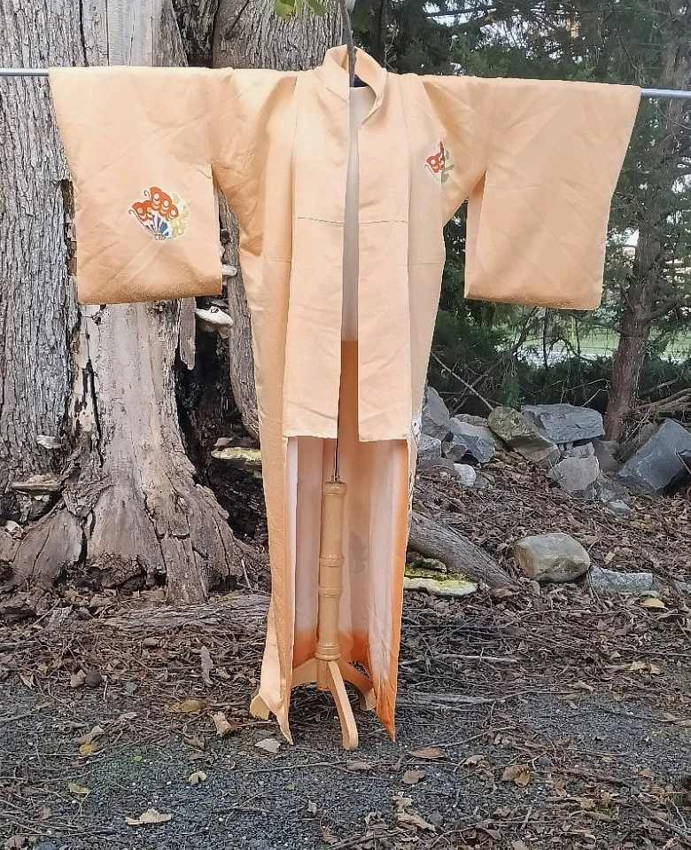 Kimono japonés crema clara naranja mariposas/polillas, forrado, NUEVO SIN USAR Foto 3 de 4