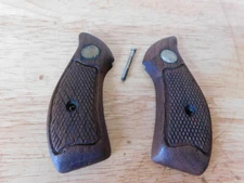 600147 SMITH & WESSON ROUND BUTT MAGNA GRIPS, 7/50