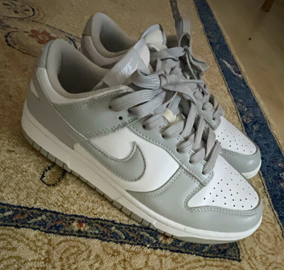 Nike Dunk Low Sneaker Grau/Weiß Low Top Schnürung EU 42 Jugendliche