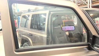 (LOCAL PICKUP ONLY) Passenger Right Front Door Glass Fits 06-07 COMMANDER 736400